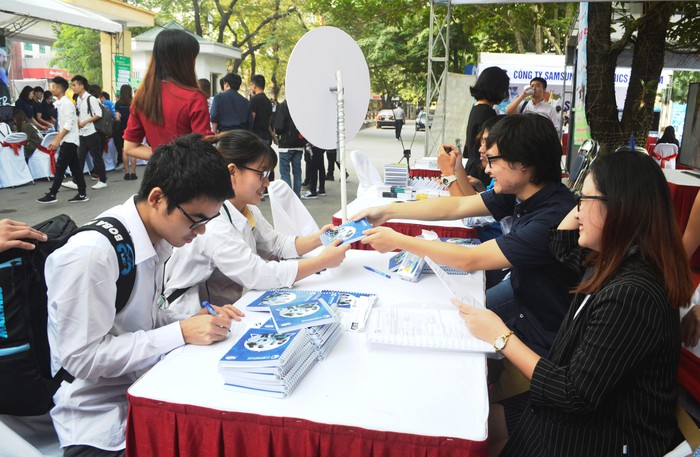 HƯỚNG NGHIỆP TỪ TRÊN GHẾ NHÀ TRƯỜNG