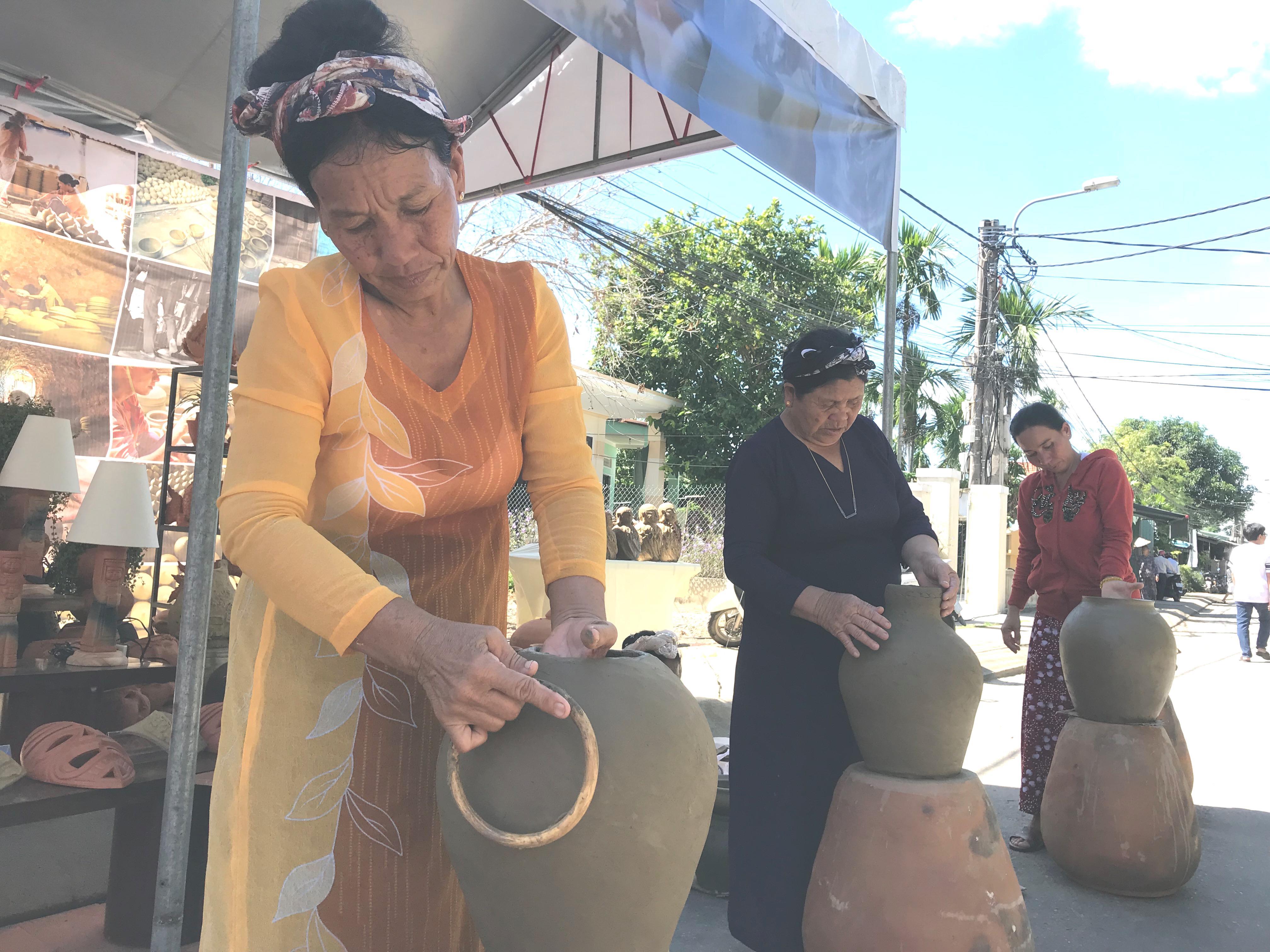 Làng gốm Thanh Hà đỏ lửa đón khách