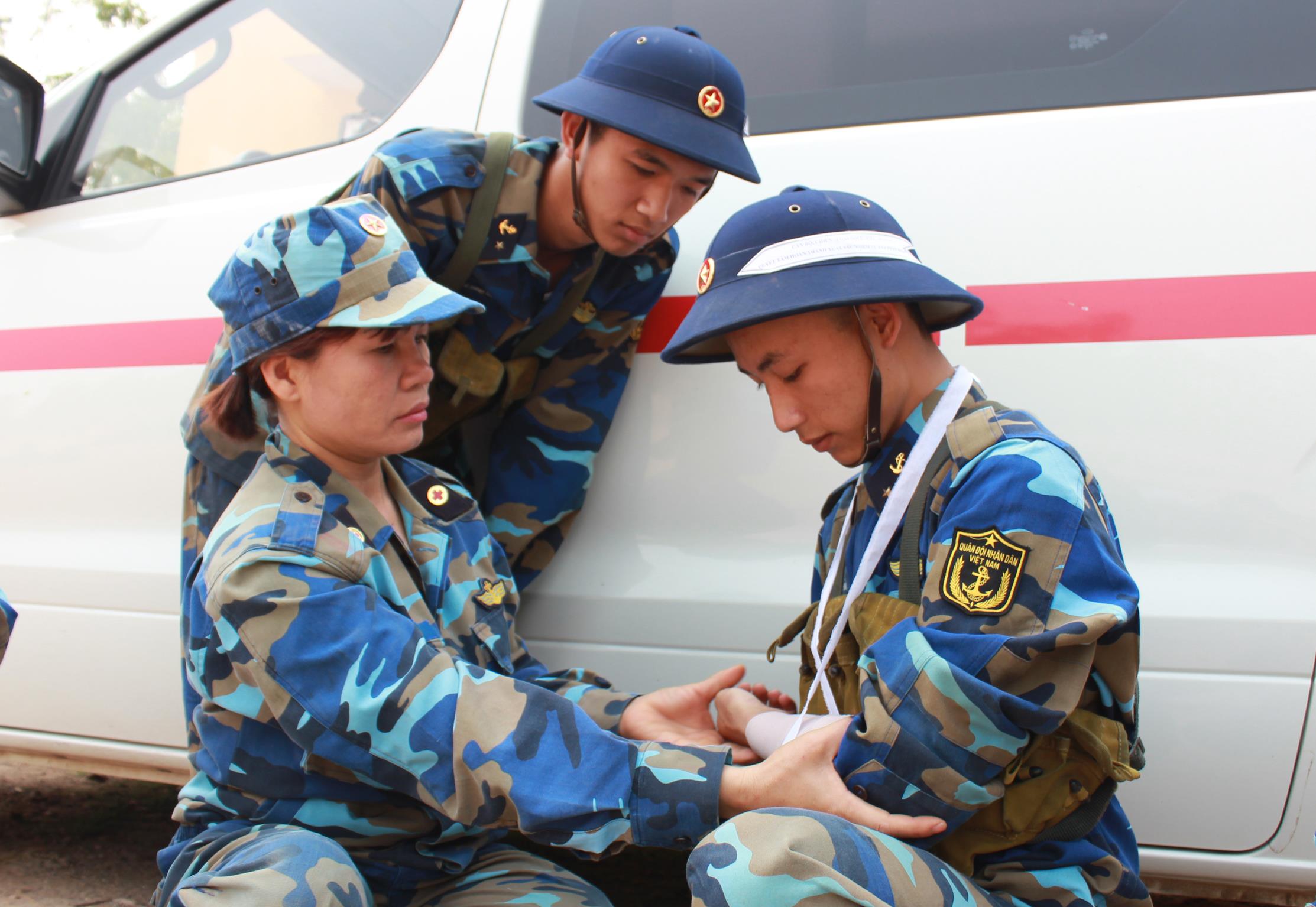 Nữ chiến sĩ quân y tận tụy với công việc