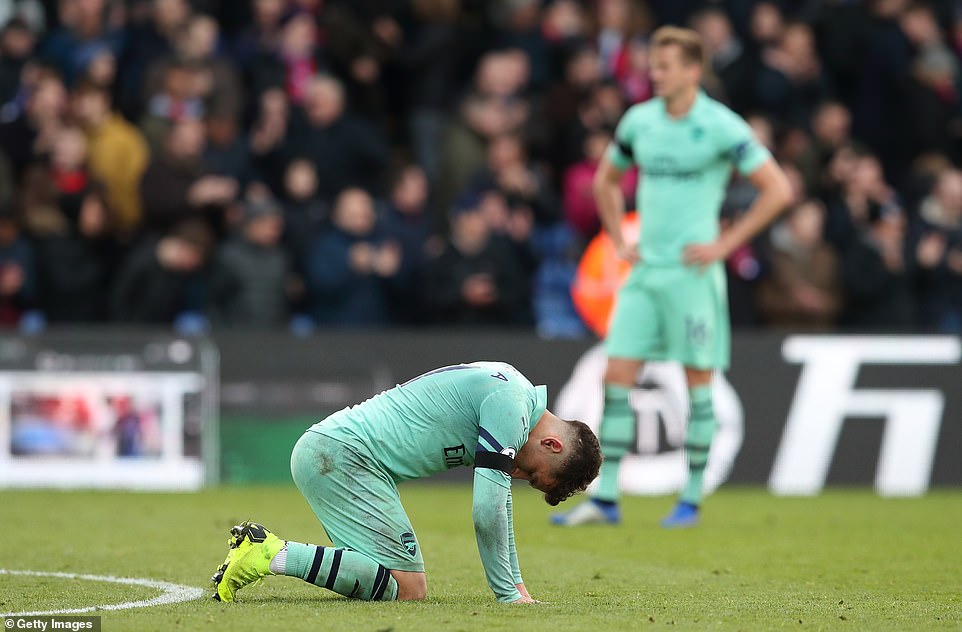 Arsenal bị đứt mạch thắng bởi hai quả phạt đền