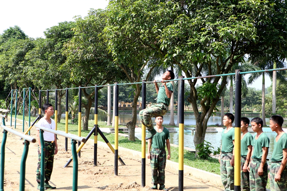 Cán bộ, chiến sĩ Tiểu đoàn 9, Trung đoàn 98, Sư đoàn 316 huấn luyện thể lực xà đơn.