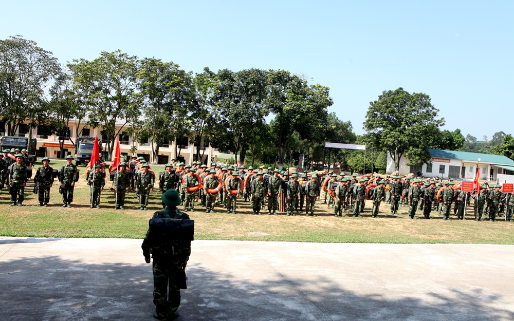 Cán bộ, chiến sĩ toàn đơn vị nghe chỉ huy quán triệt nhiệm vụ trước khi hành quân.