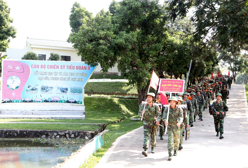Hành quân dã ngoại đến vị trí tập kết lên đường làm nhiệm vụ ứng cứu nhân dân mùa mưa lũ.