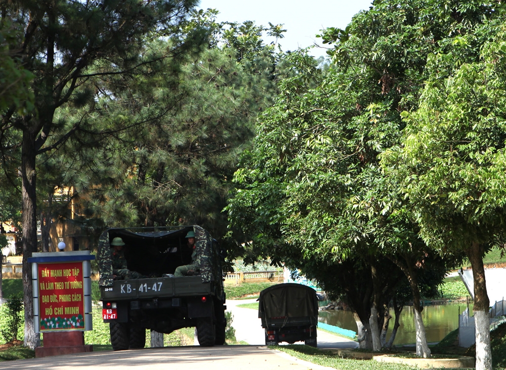 Hợp luyện tình huống nhanh cơ động người và trang bị lên xe và di chuyển đến vị trí làm nhiệm vụ.