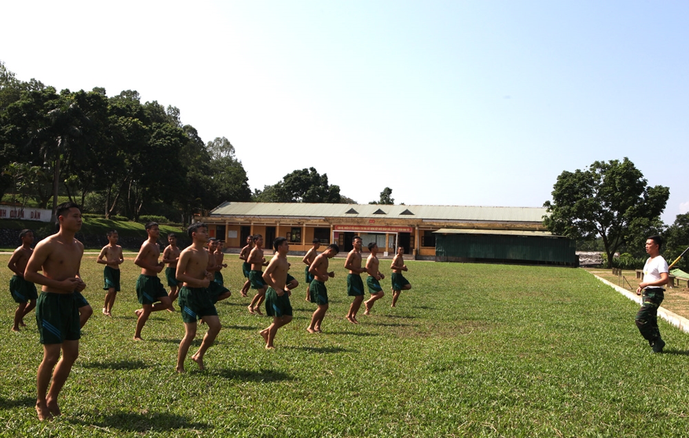 Khởi động trước khi huấn luyện bơi.