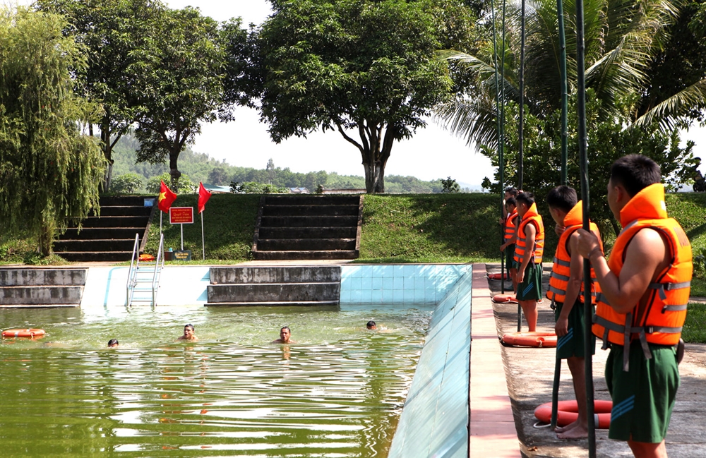 Thực hành huấn luyện bơi.