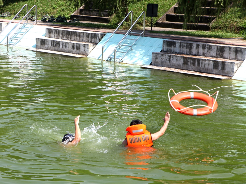 Luyện tập thực hành tình huống cứu người bị đuối nước.