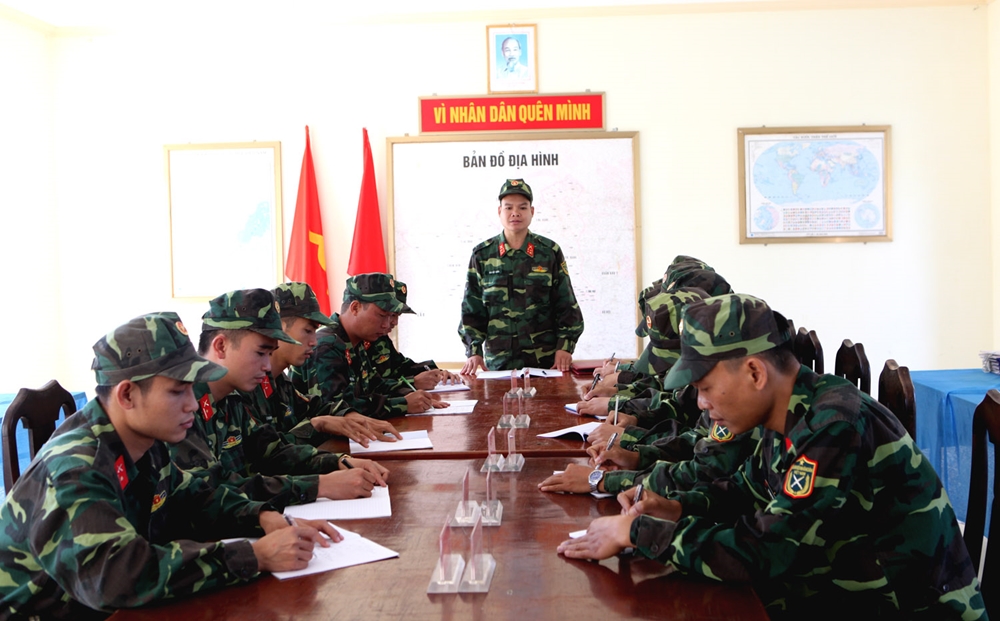 Cán bộ Tiểu đoàn 9 triệu tập chỉ huy các đại đội quán triệt mệnh lệnh huấn luyện báo động ứng cứu nhân dân.