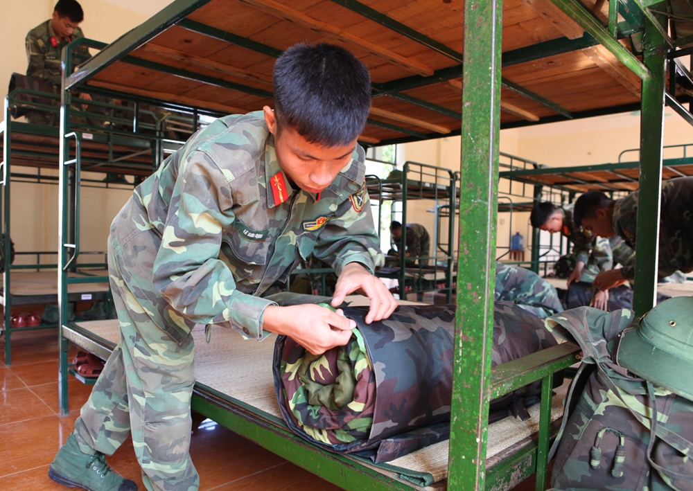 Chuẩn bị nội vụ, tư trang trước khi hành quân ứng cứu nhân dân.