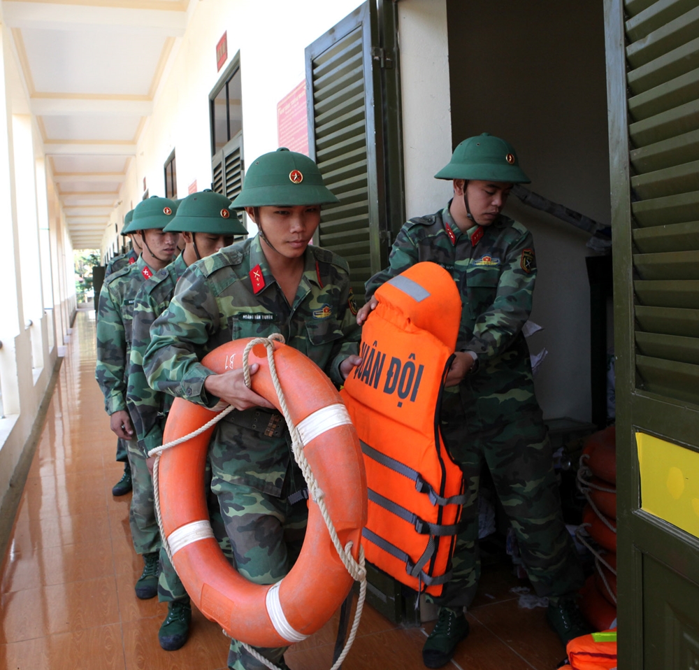 Tiếp nhận quân tư trang đi ứng cứu nhân dân trong mưa lũ.