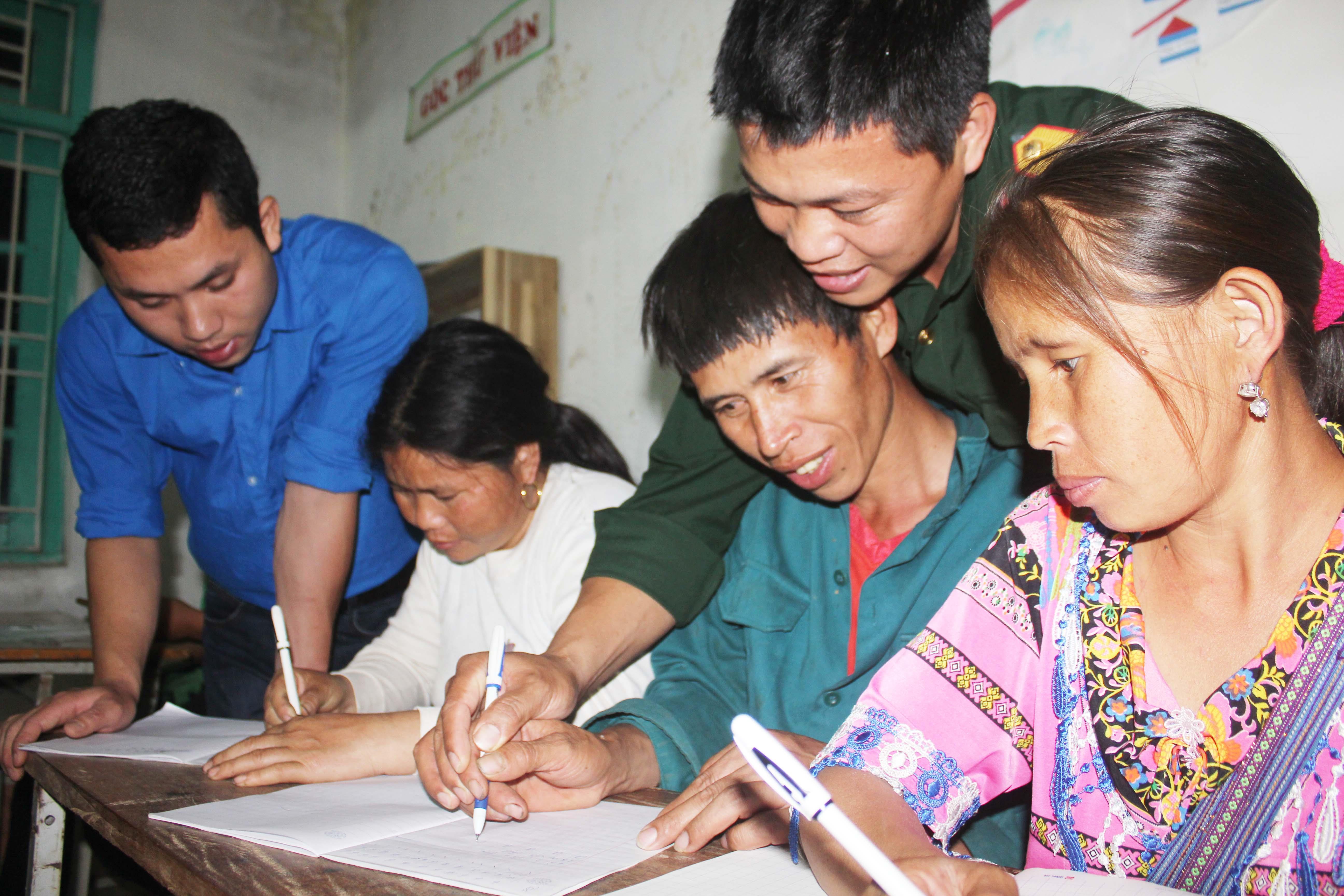 “Gieo chữ” nơi thượng nguồn sông Mã