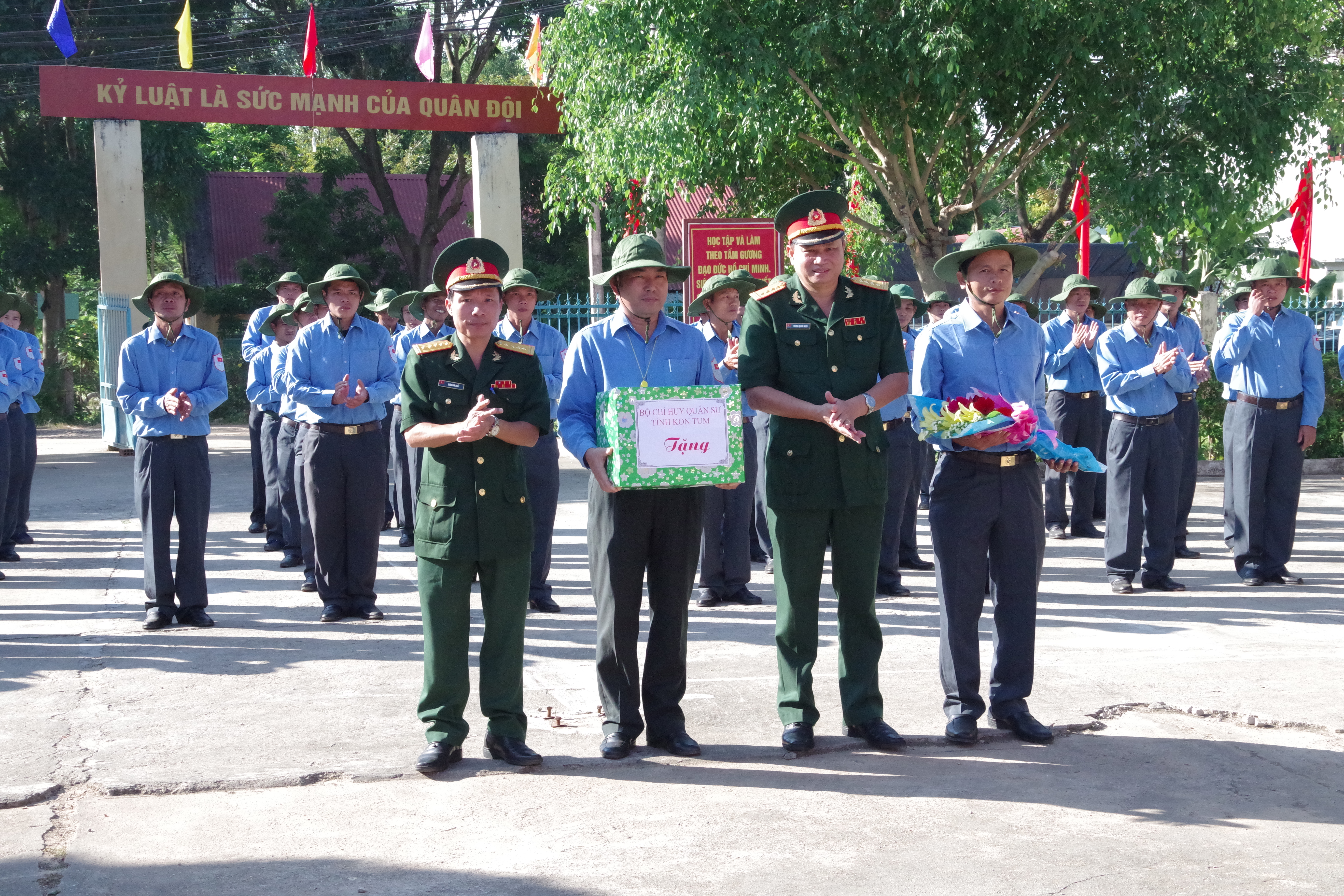 Xuất quân lên đường làm nhiệm vụ quy tập mộ liệt sĩ tại Lào và Campuchia

