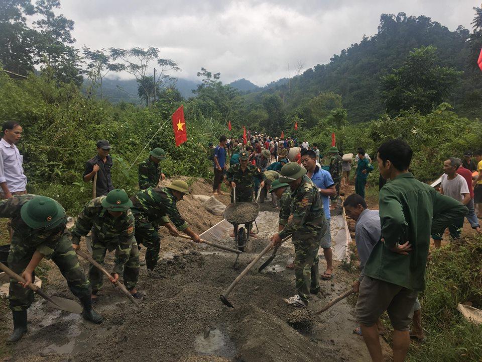 Giúp dân làm đường bê tông lên bản