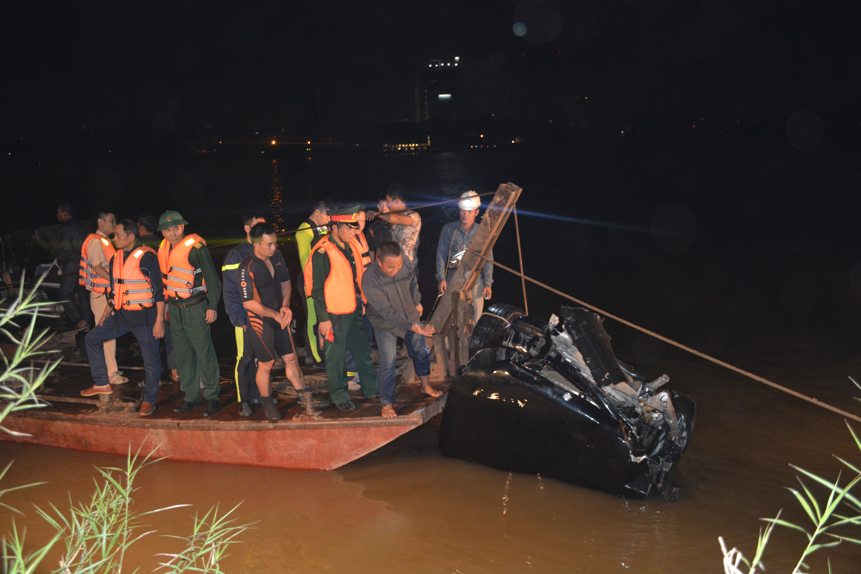 Tích cực triển khai tìm kiếm, cứu nạn chiếc ô tô rơi từ cầu Chương Dương xuống sông Hồng