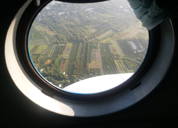 Đồng bằng sông Cửu Long hiện ra trên kính khoang lái và cửa sổ máy bay.