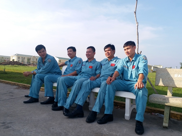 Các phi công trò chuyện vui vẻ trong lúc chờ tới lượt bay.