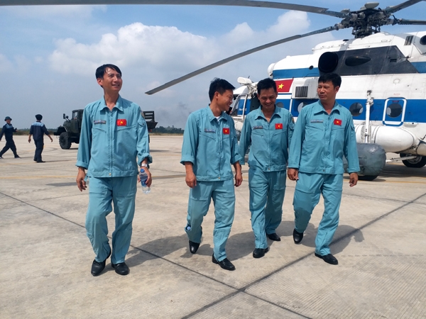 Niềm vui của tổ bay sau khi hoàn thành chuyến bay.