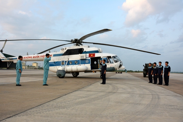 Nhân viên kỹ thuật bàn giao máy bay cho tổ bay.