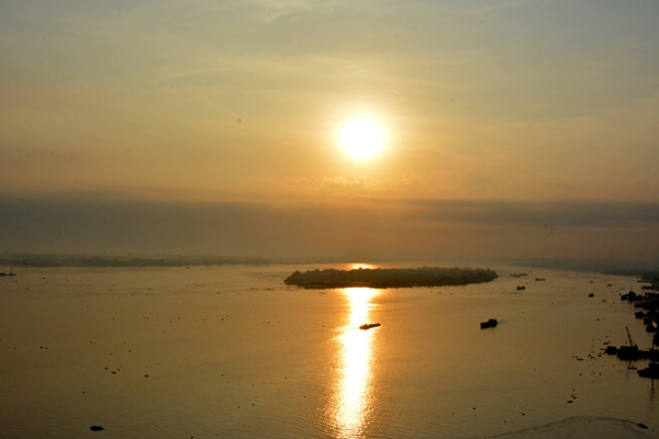 Bình minh trên sông Cần Thơ.