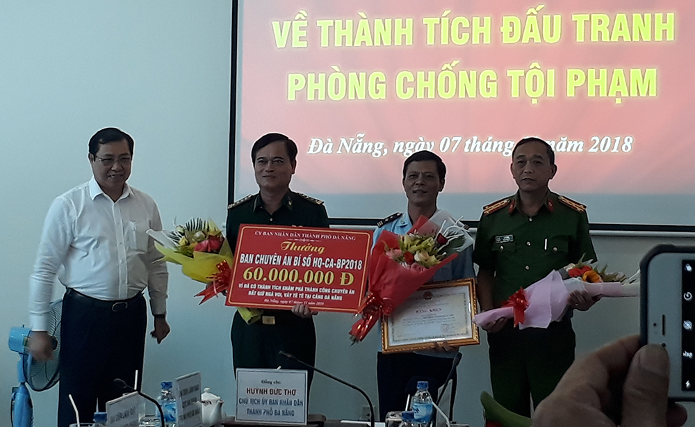 Khen thưởng lực lượng bắt giữ 10 tấn ngà voi, vảy tê tê