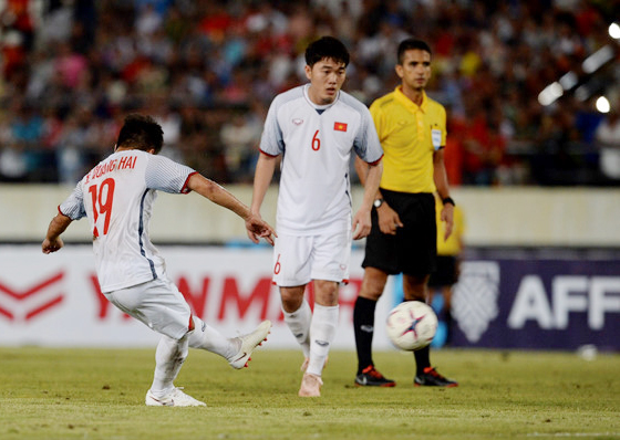 Quang Hải lập siêu phẩm, ĐT Việt Nam thắng đậm ĐT Lào