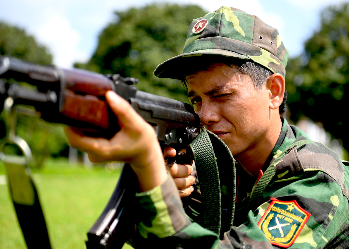 Luyện tập bắn súng.