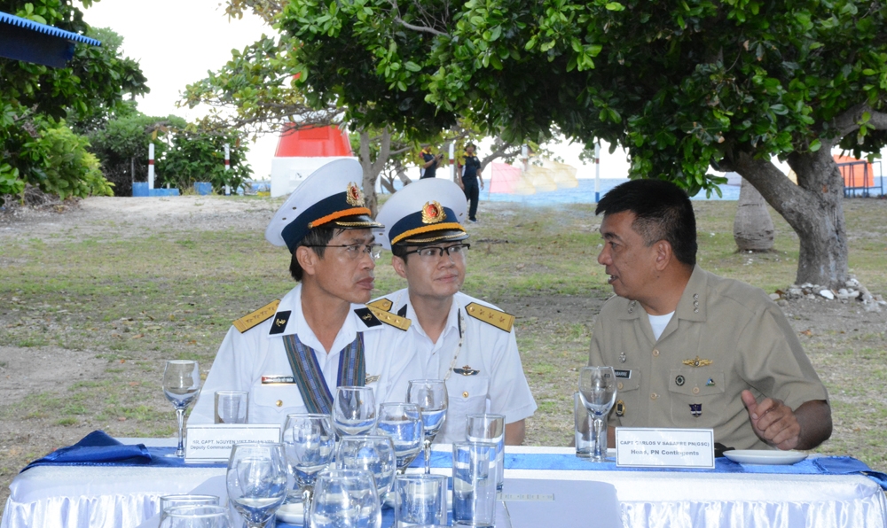 Trưởng đoàn giao lưu nhân sự Việt Nam - Đại tá Nguyễn Viết Thuân, Phó tư lệnh Vùng 4 Hải quân, cùng Trưởng đoàn giao lưu nhân sự Philippines - Đại tá Carlos Sabarre, Chỉ huy trưởng Lực lượng đặc nhiệm 41 Hải quân, gặp gỡ và bước vào hội đàm trước lễ khai mạc Chương trình giao lưu nhân sự lần thứ 4.