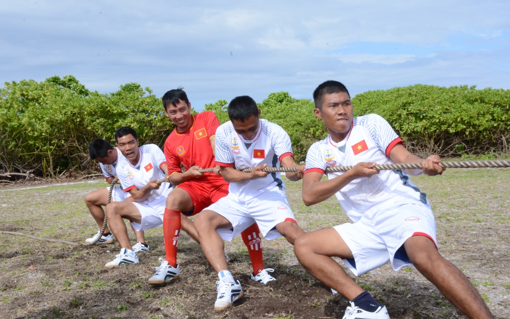 Hai đội thi đấu hết mình.