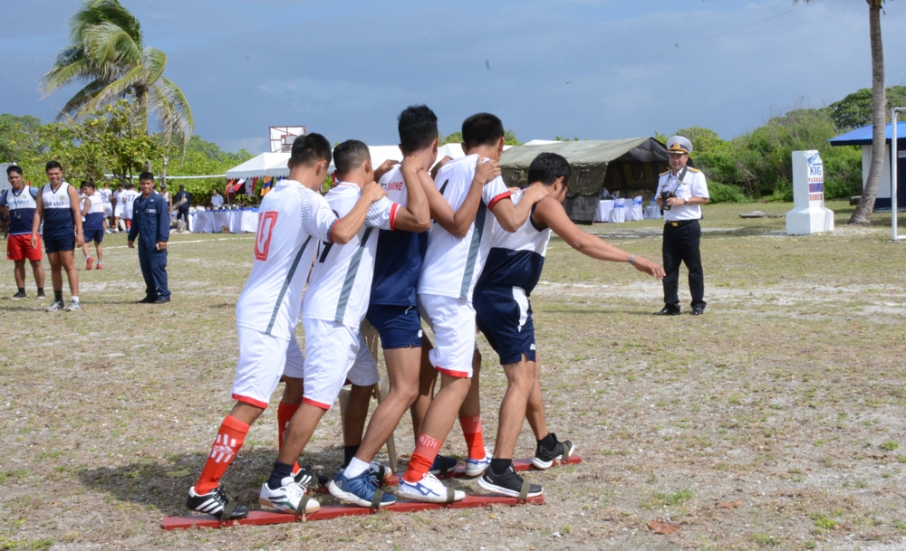 Đi chân rết là nội dung không dễ, nhưng các vận động viên Việt Nam và Philippines đã trộn lẫn đội hình, chia thành hai đội và hoàn thành tốt phần thi đấu của mình.