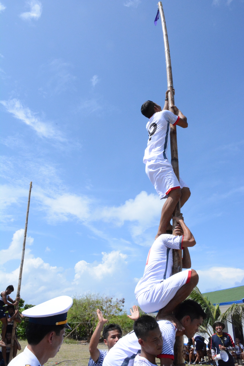 Dù chưa chơi môn thể thao leo cột truyền thống của Philippines lần nào, nhưng các vận động viên của đoàn Việt Nam vẫn hoàn thành xuất sắc nội dung giao lưu này.