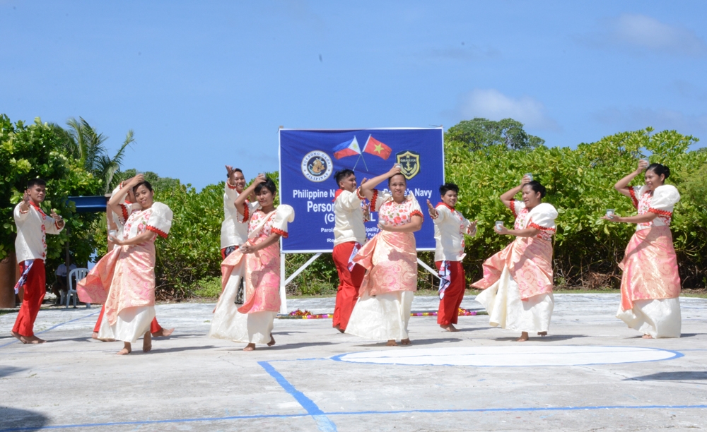 Kết thúc thi đấu thể thao, sân bóng chuyền trở thành sân khấu biểu diễn văn nghệ. Tiết mục múa truyền thống Philippines tạo được ấn tượng mạnh mẽ.