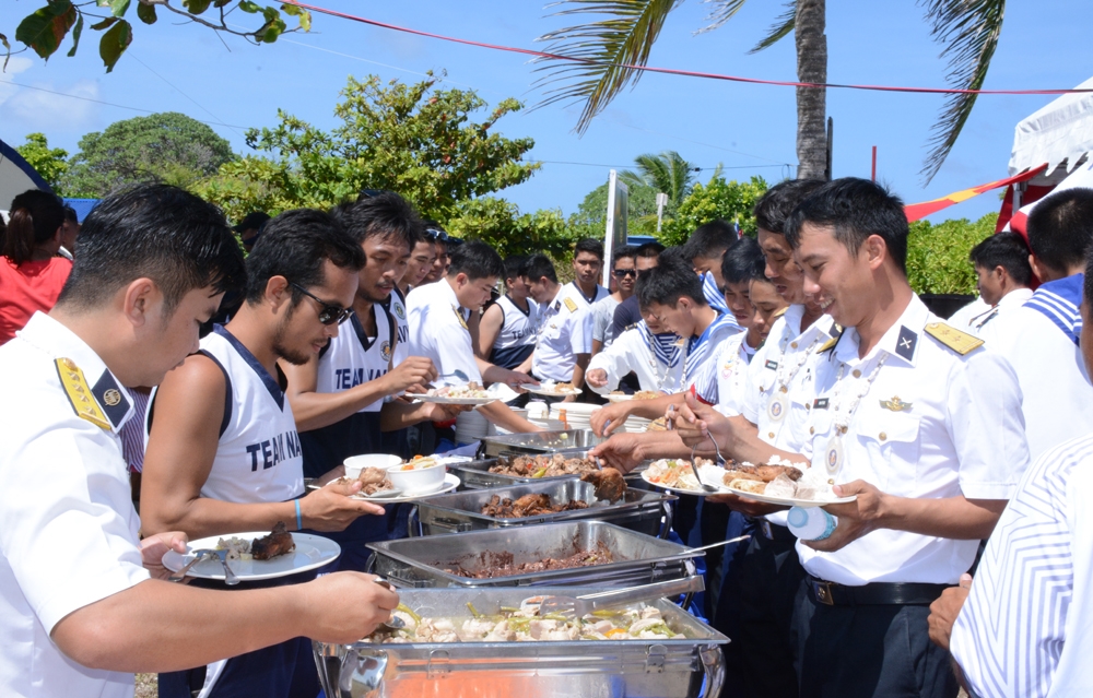Cùng thưởng thức những món ăn đậm chất truyền thống của hai nước. Hai món ăn đặc trưng đoàn Việt Nam mang tới Chương trình giao lưu là nem rán và bánh chưng.