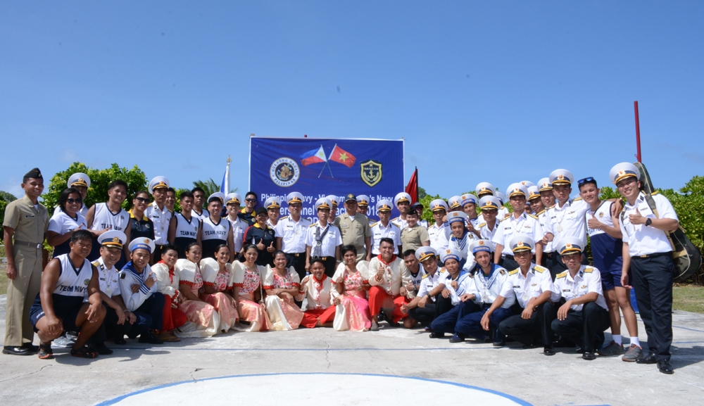 Trao quà và chụp ảnh lưu niệm trước khi kết thúc chương trình.