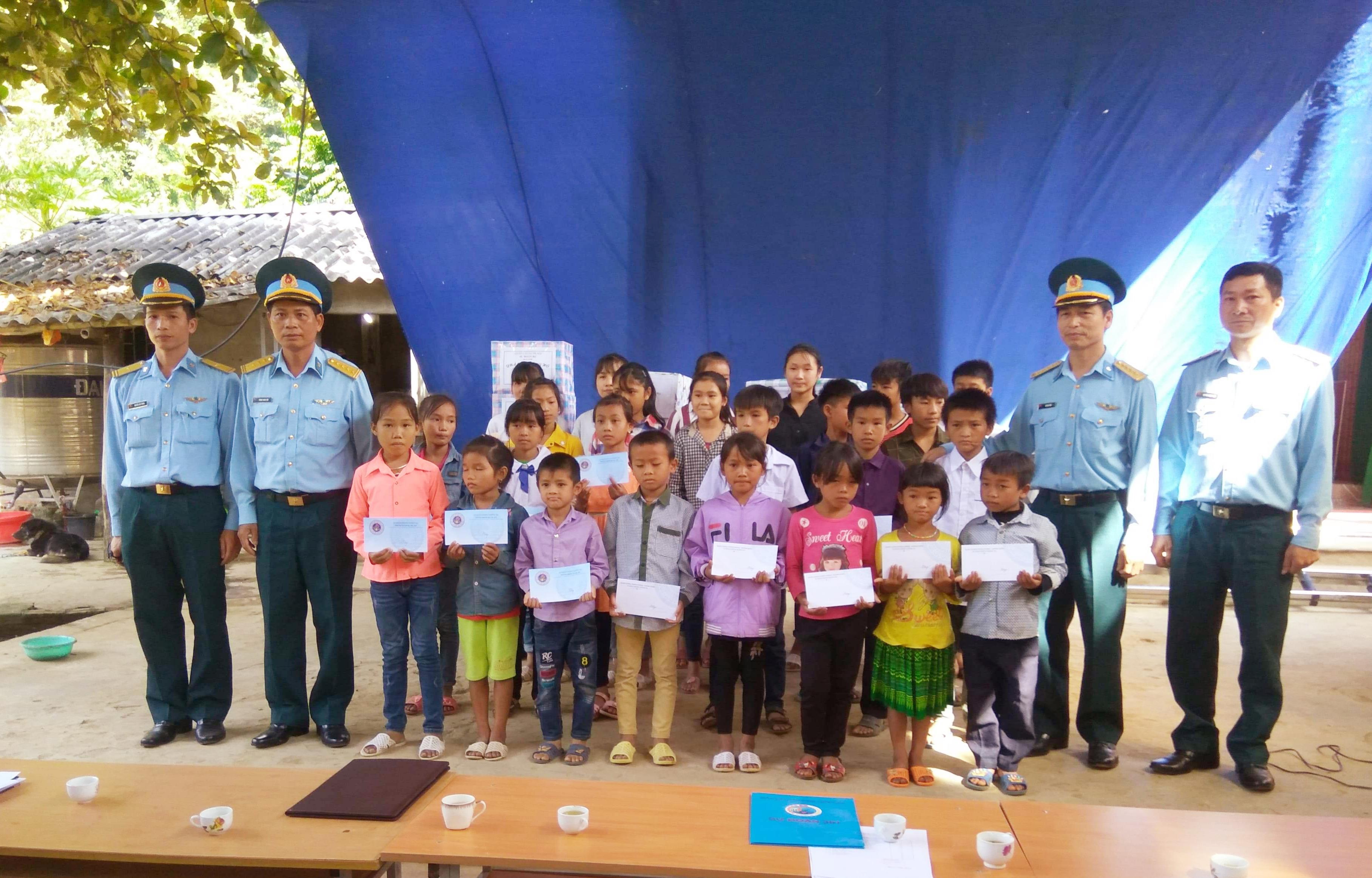 Các anh về, xôn xao làng bé nhỏ