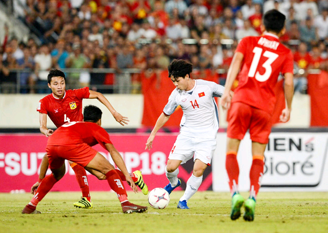 Công Phượng dẫn đầu bình chọn cầu thủ hay nhất lượt 1 vòng bảng AFF Cup