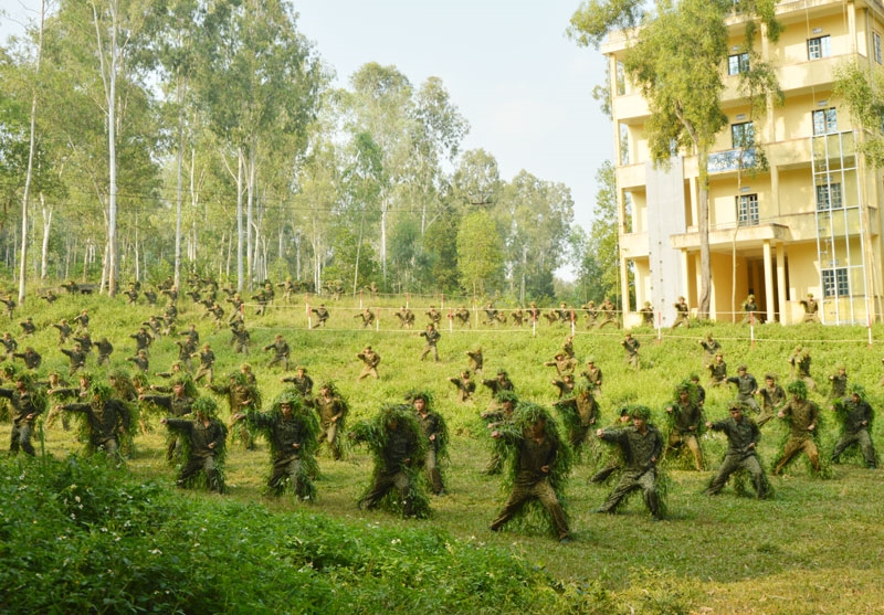 Mang mặc áo cỏ trình diễn kỹ thuật chiến thuật đặc công. Những bộ áo cỏ này giúp bộ đội đặc công có khả năng