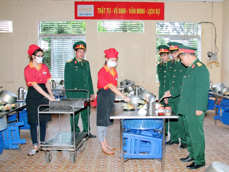 Để cán bộ, học viên có đủ sức khỏe đáp ứng yêu cầu huấn luyện với cường độ cao, công tác bảo đảm bữa ăn cho bộ đội luôn được Trường SQĐC coi trọng.