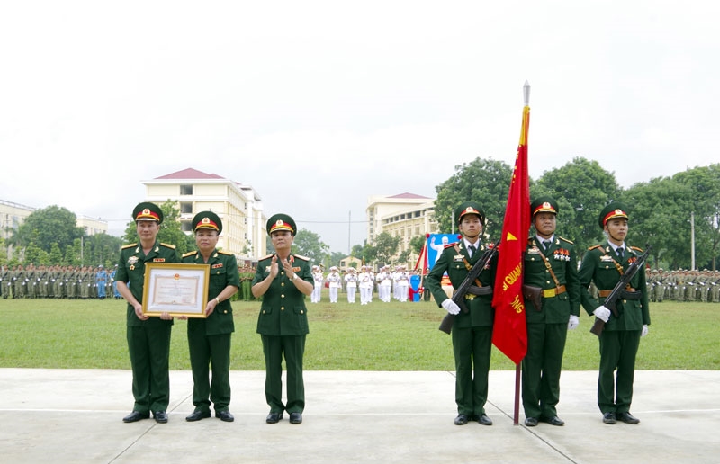 Lãnh đạo Bộ Tổng Tham mưu trao tặng Trường SQĐC Huân chương Bảo vệ Tổ quốc hạng Ba nhân dịp kỷ niệm 50 năm Ngày truyền thống nhà trường.