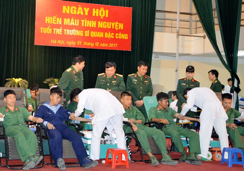 Không chỉ luyện giỏi, rèn nghiêm, cán bộ, học viên Trường SQĐC còn tích cực tham gia hiến máu tình nguyện...