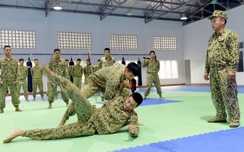 ...Mà còn có kỹ năng chiến đấu đối kháng tay không điêu luyện.