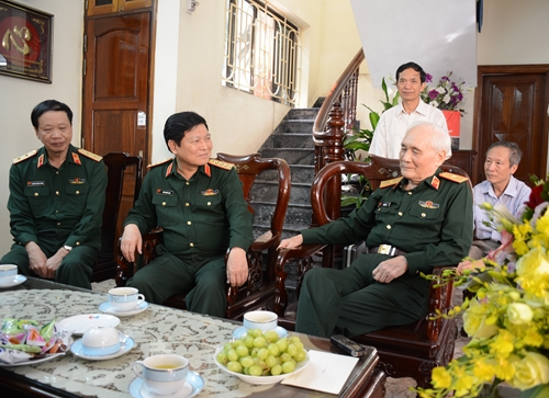 Đại tướng Ngô Xuân Lịch, thăm và chúc mừng nhà giáo lão thành, Thiếu tướng Nguyễn Tụ