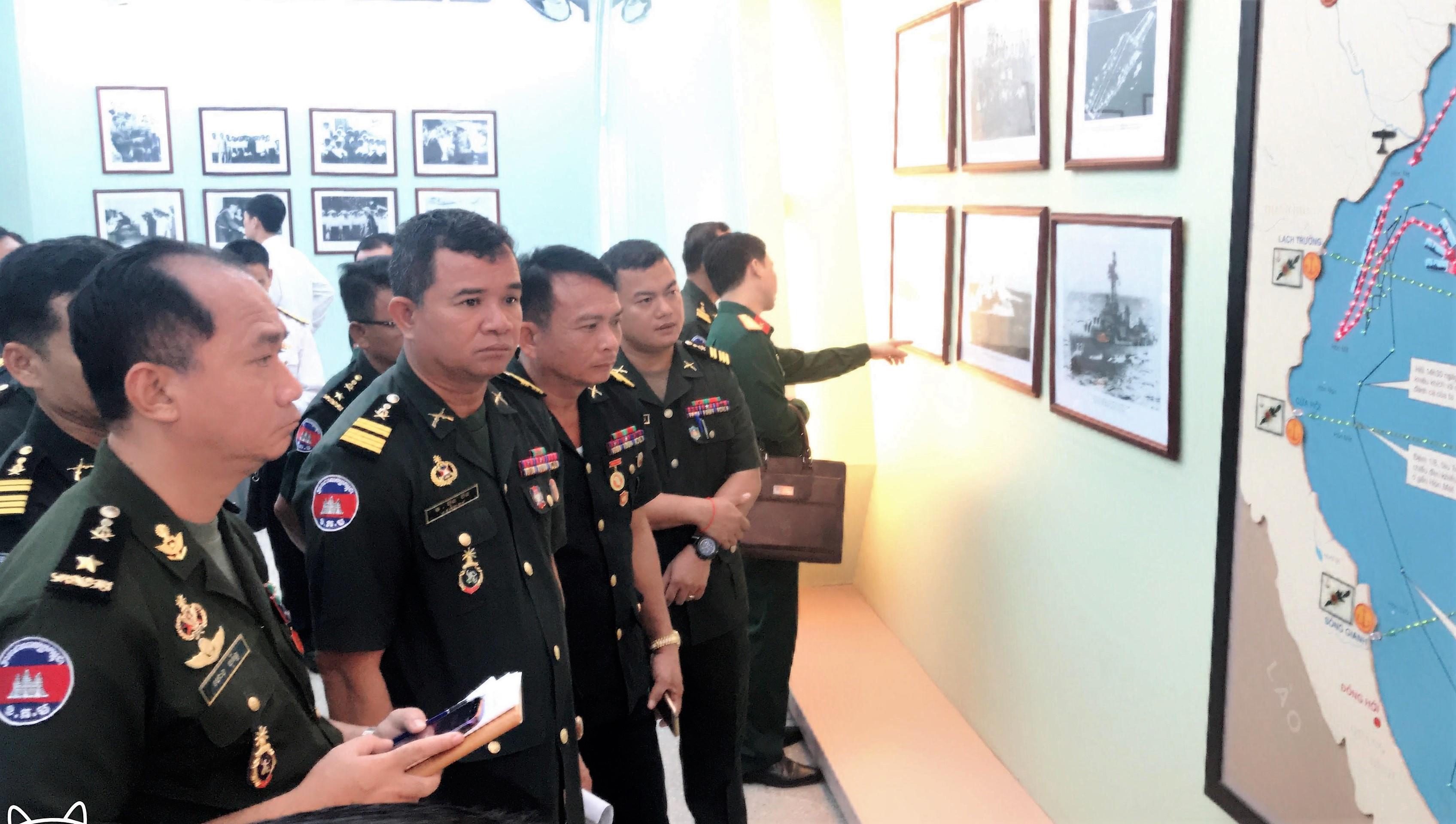 Thăm và tìm hiểu truyền thống của Hải quân nhân dân Việt Nam

