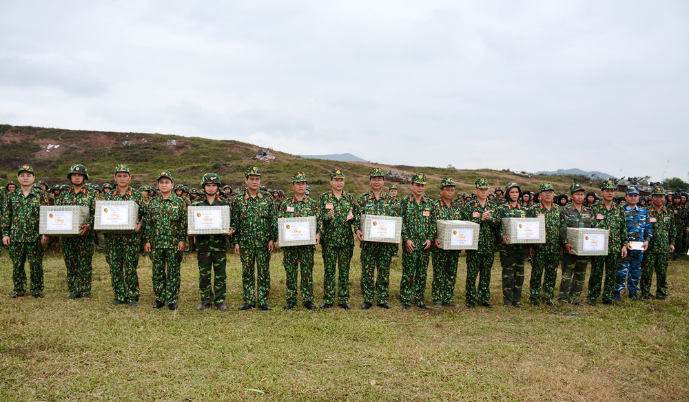 Các đồng chí trong Đảng ủy, Bộ tư lệnh Quân đoàn 1 tặng quà, động viên các thành phần có thành tích xuất sắc trong diễn tập.