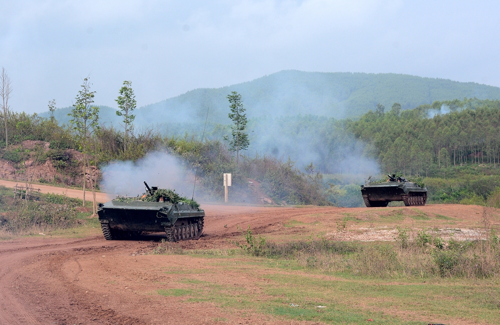 Xe cơ giới của Trung đoàn 102 (Sư đoàn 308) sau khi vượt sông, truy kích địch co cụm.