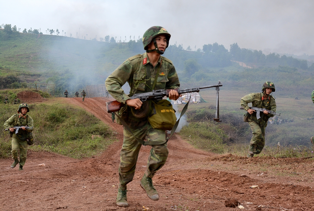 Bộ binh xung phong tiêu diệt mục tiêu.