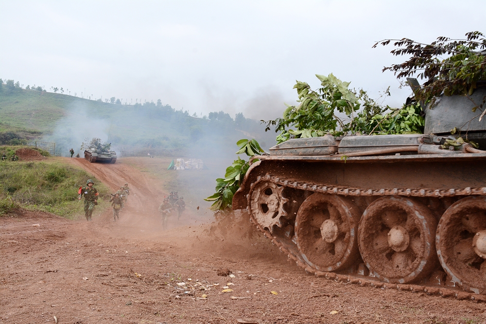 Xe tăng dẫn bộ binh vượt qua cửa mở, tiêu diệt địch phòng ngự trong diễn tập.