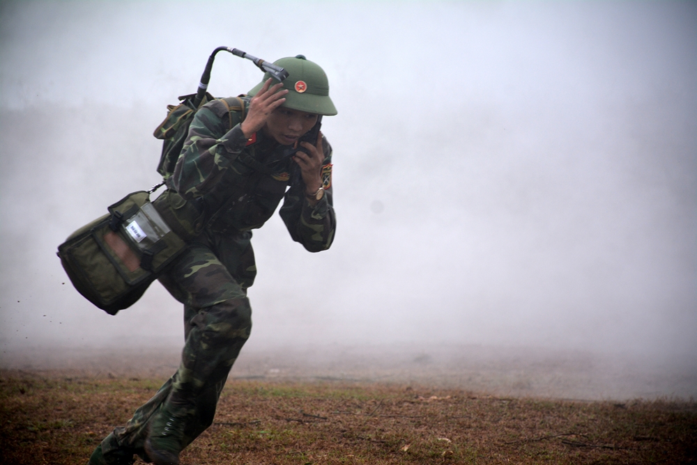 Chiến sĩ thông tin cơ động theo đội hình tiến công của ta.