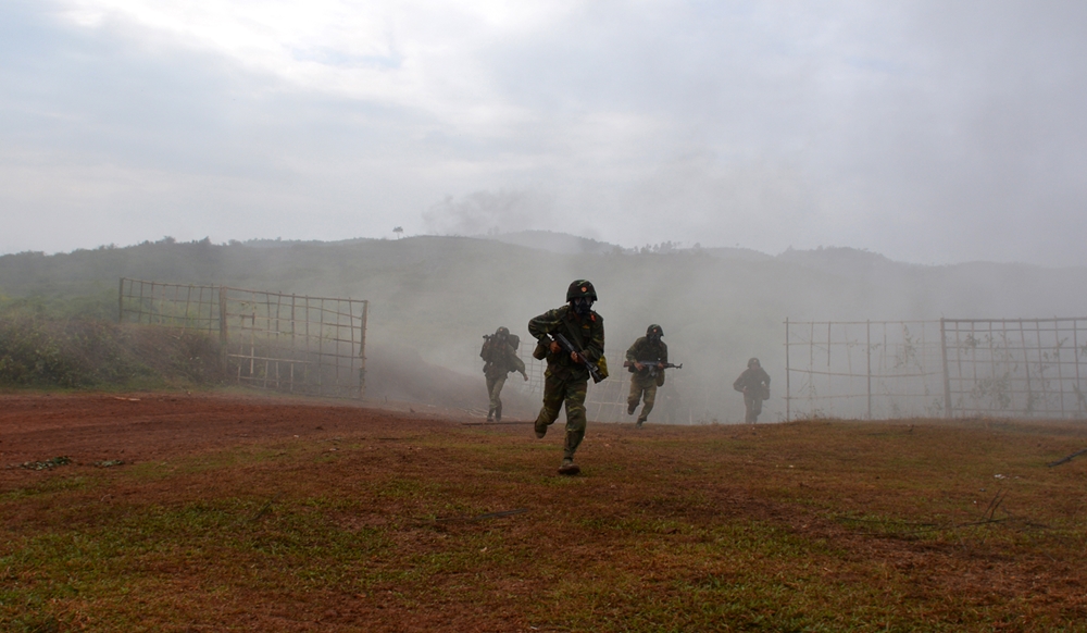 Lực lượng bộ binh của Trung đoàn 209 dùng khí tài phòng hóa, vượt qua cửa mở.