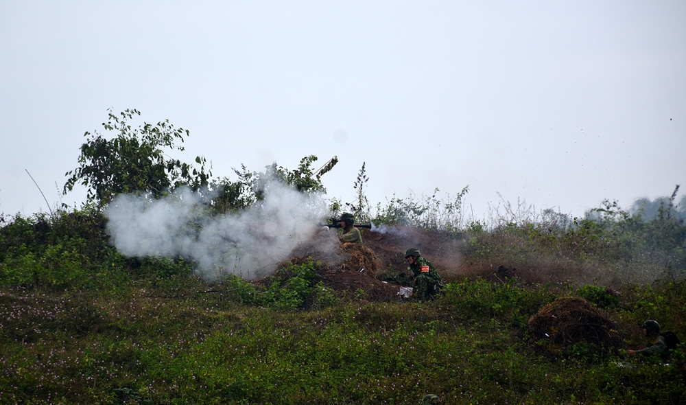 Chiến sĩ B41 của Tiểu đoàn 9, Trung đoàn 209 lấy phần tử bắn tiêu diệt các ụ súng, lô cốt đầu cầu.