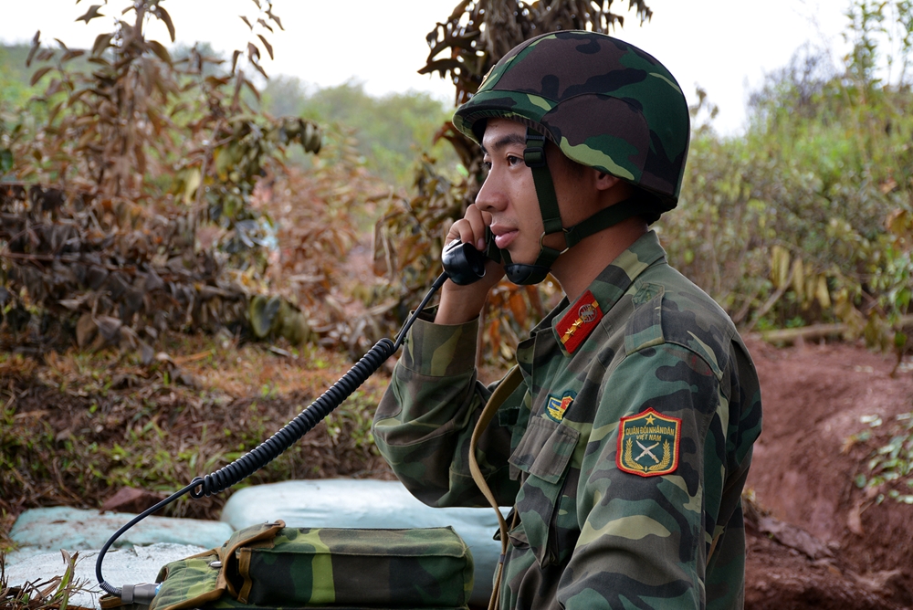 Chiến sĩ thông tin của Sư đoàn 312 truyền lệnh chỉ huy “nổ súng”.
